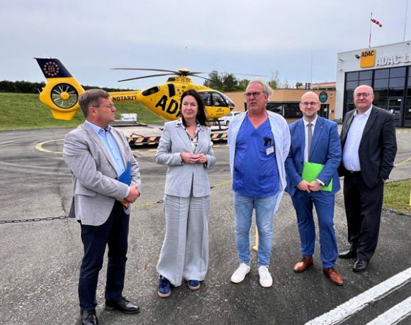 Am Hubschrauberlandeplatz des Kreiskrankenhauses (v.l.): Kreiskrankenhaus-Geschäftsführer Karsten Krüger, Gesundheitsministerin Britta Müller, Matthias Lutze, Chefarzt in der Notaufnahme, der Prignitzer Landrat Christian Müller und Thomas Deppenkemper, 2. Geschäftsführer des Kreiskrankenhauses Prignitz. Foto: Landkreis Prignitz