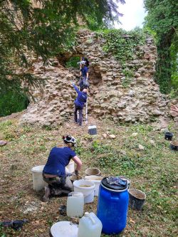 Notsicherung an der Burgruine: Lose Steine wurden befestigt, Fugen verputzt. Foto: Stadt Pritzwalk 