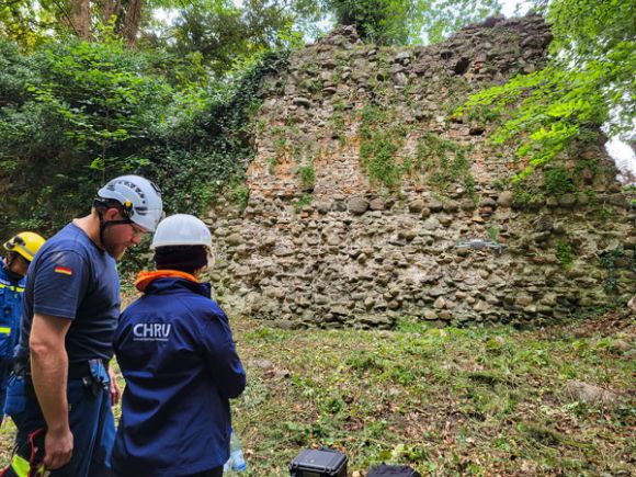 Training an der Mini-Drohne: Jeder Zentimeter in der Wand wurde mit Fotos dokumentiert. Foto: Stadt Pritzwalk  