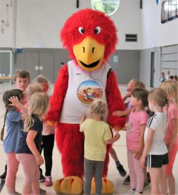 Stets von den Kids umring: Maskottchen Fritzi. Foto: Torsten Gottschalk