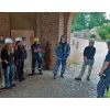 Die KulturGutRetter nahmen am Knappenhaus Bauwerkschäden und Risse auf. Ihre Erkenntnisse können später von der Gemeinde Plattenburg und vom Landkreis Prignitz verwendet werden. Foto: Gordon Thalmann / Landkreis Prignitz