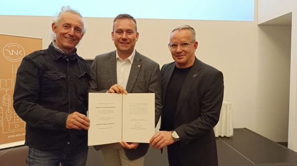 Denkmalschutzpreis1: Das Bildungsprojekt „Junge Archäologen Prignitz“ hat den Deutschen Preis für Denkmalpflege 2025 in der Kategorie Vermittlungspreis gewonnen. Thomas Hauptmann, Gordon Thalmann und Torsten Foelsch nahmen den Preis am Montag in Berlin entgegen. Foto: Landkreis Prignitz