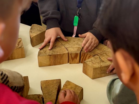 Die Kinder konnten sich auch im Baumscheibenpuzzle üben. Foto: Gina Werthe / Landkreis Prignitz