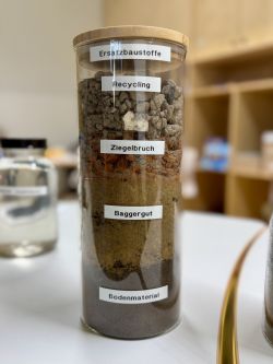 In diesem Glas sind unterschiedlichen Bodenschichten aufeinandergeschichtet. Foto: Gina Werthe / Landkreis Prignitz