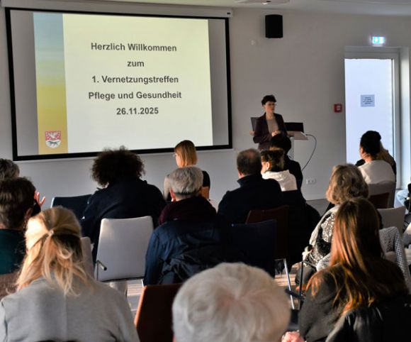 Isabel Raab, Netzwerkkoordinator Gesundheit und Pflege beim Landkreis Prignitz, nannte Fakten und Zahlen zur Prignitzer Pflegelandschaft. / Foto: LK Prignitz