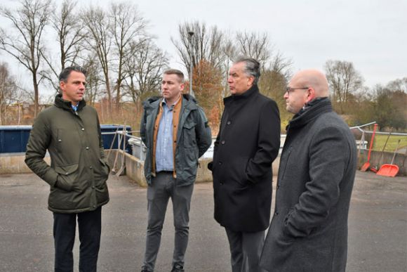 Im Gespräch bei der Führung durch die Anlage (v.l.n.r.): Christian Fenske, Adrean Beckmann, Christian Ehler und Christian Müller. Foto: Bernd Atzenroth / Landkreis Prignitz