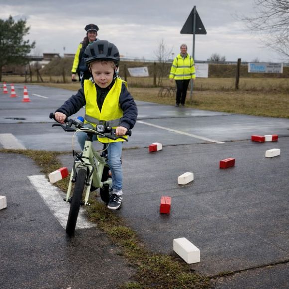 Im Kreisverkehrsgarten lernen Kinder, wie sie richtig im Straßenverkehr Fahrrad fahren. Landkreis Prignitz / Gina Werthe