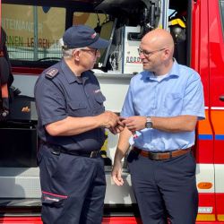 Landrat Christian Müller bei der Fahrzeugübergabe in Pritzwalk (Foto: LK Prignitz)