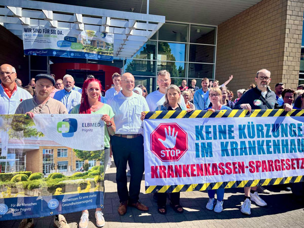 Landrat Christian Müller (vorn 4.v.l.) unterstützte die Belegschaft des Kreiskrankenhauses Prignitz in ihrem Protest gegen die geplanten Kürzungen. Foto: Hanno Taufenbach / Landkreis Prignitz Landrat Christian Müller (vorn 4.v.l.) unterstützte die Belegschaft des Kreiskrankenhauses Prignitz in ihrem Protest gegen die geplanten Kürzungen. Foto: Hanno Taufenbach / Landkreis Prignitz
