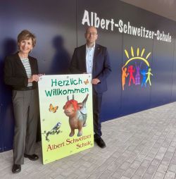 Pure Freude auf allen Seiten: Schulleiterin Ellen Winterfeld und Landrat Christian Müller sind begeistert von dem neuen Erweiterungsbau und heißen die Schülerinnen und Schüler in den neuen Lehrräumen willkommen. / Foto: LK Prignitz, Gina Werthe