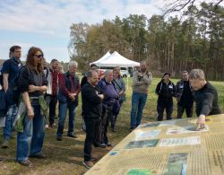 Am Königsgrab Seddin gab Torsten Geue Einblicke in die Geschichte und den Aufbau des Grabhügels.  Bildnachweis: Caroline Hähnel/Landkreis Prignitz
