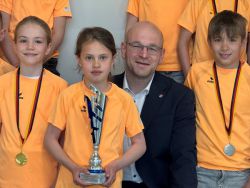 Landrat Christian Müller übergab den Siegerpokal für die Grundschule Geschwister Scholl an Schülerin Frieda Stolz. Foto: Bernd Atzenroth / Landkreis Prignitz