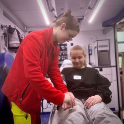 Die Auszubildende Jolina Scherfke legte der 13-jährigen Hannah eine Armmanschette zur Blutdruckmessung an.  - Foto: LK Prignitz/Gina Werthe