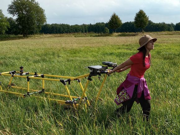 Daniela Picon Quintero zog den Wagen mit der Messtechnik in vorgegebenen Abständen über die Wiese./ Foto: LK Prignitz, Caroline Hähnel