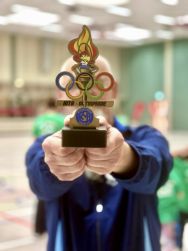 Mit Stolz nahmen die jungen Teilnehmer und Teilnehmerinnen ihren „Kita-Olympiade“-Pokal entgegen. Foto: Gina Werthe / Landkreis Prignitz