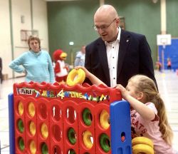 Landrat Christian Müller forderte die Jungen und Mädchen der Kita „Rappelkiste“ aus Garlin zu einer Partie „Vier Gewinnt“ heraus. Foto: Gina Werthe / Landkreis Prignitz